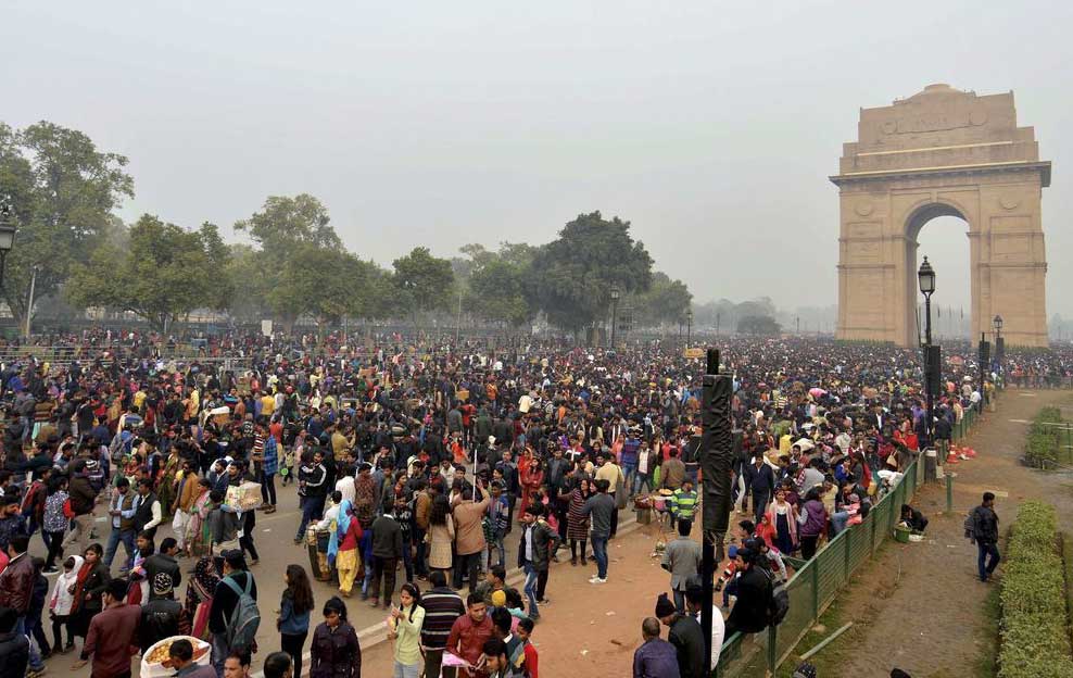 एक तरफ़ आबादी रोकने का कानून – दूसरी तरफ़ ज़्यादा बच्चों पर इनाम